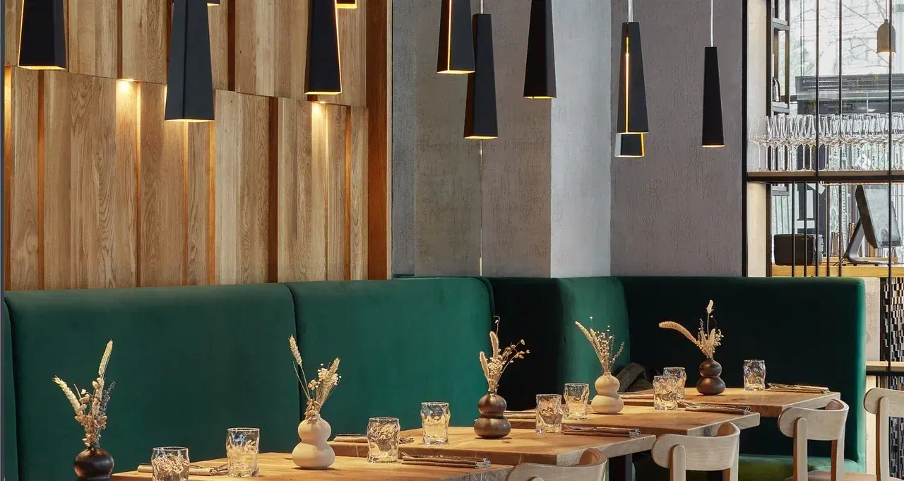 Интерьер ASIA INN — панорамные окна