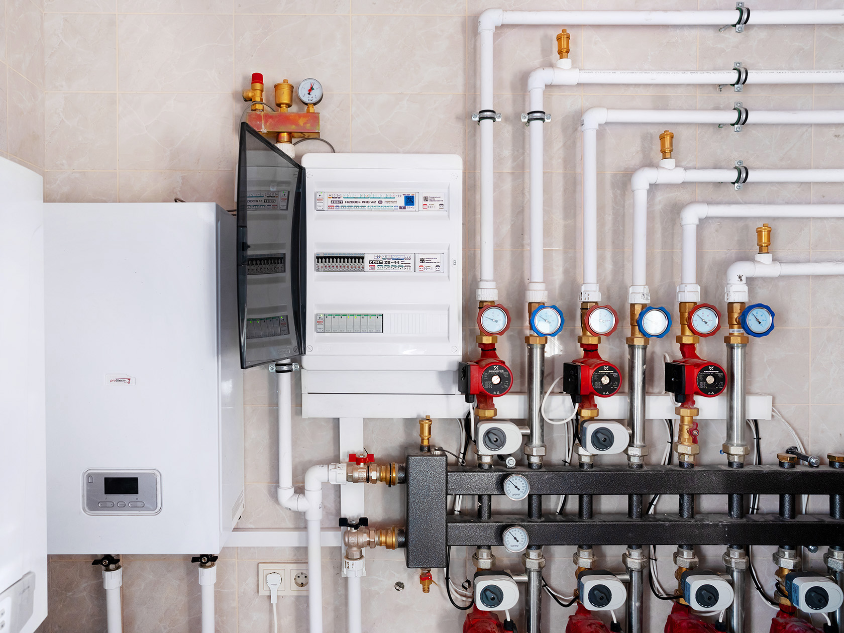 Установленная система автоматики отопления Zont H2000 pro с блоком расширения ZE44