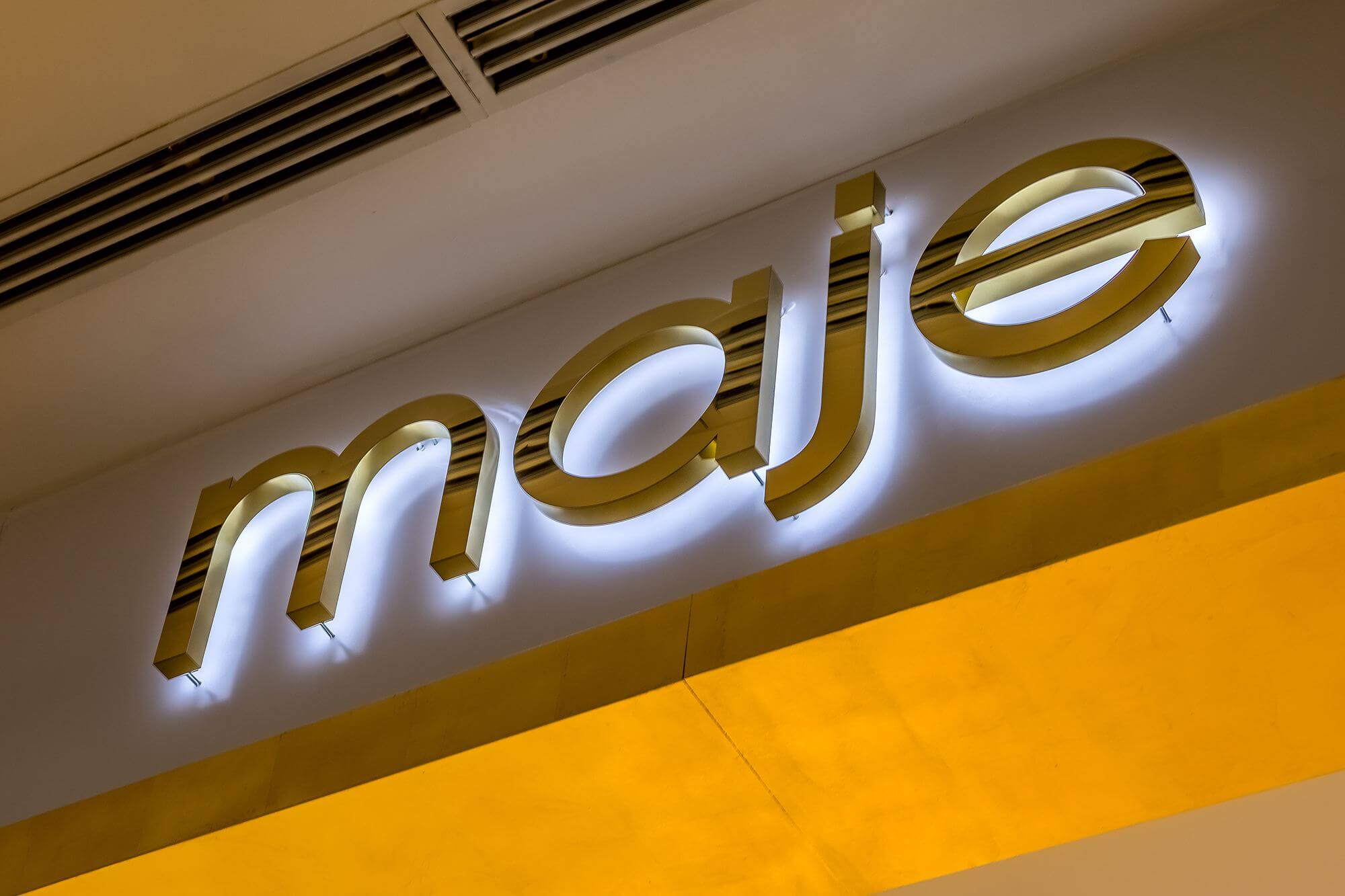 Объемные золотые буквы для магазина одежды