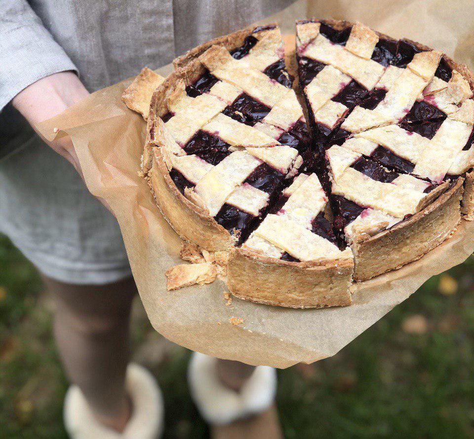 Bake me please. Вишневый пирог. Пироги Москва. Лучшие пироги в Москве. Вишневый пирог в керамической форме.