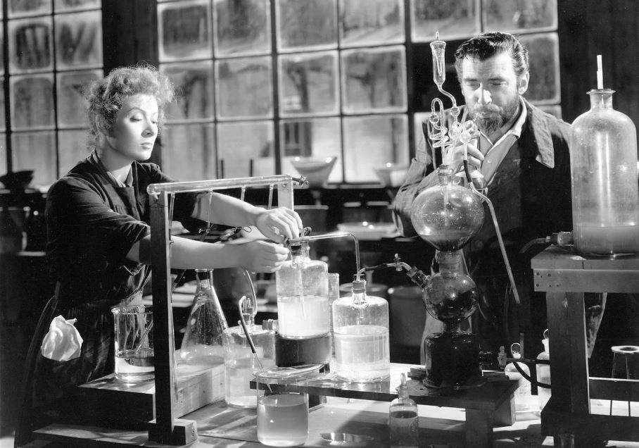 Кадр из фильма о Марии Склодовской-Кюри 1943 года   