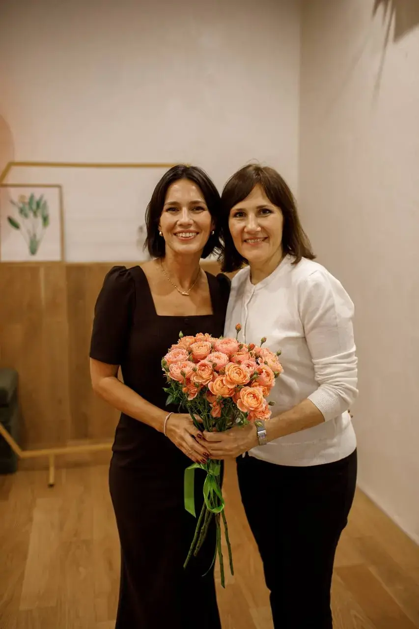 Марина Снеткова и Зоя Краславская с букетом цветов