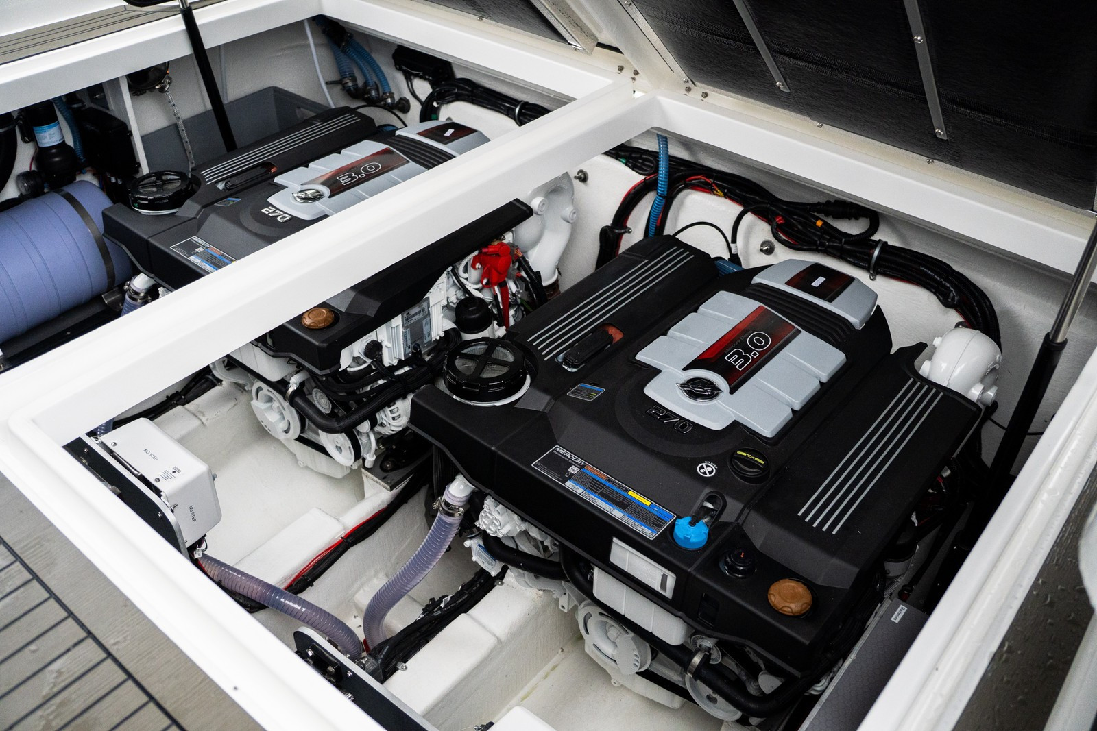 Nord Star 33+ капитанское кресло и приборная панель