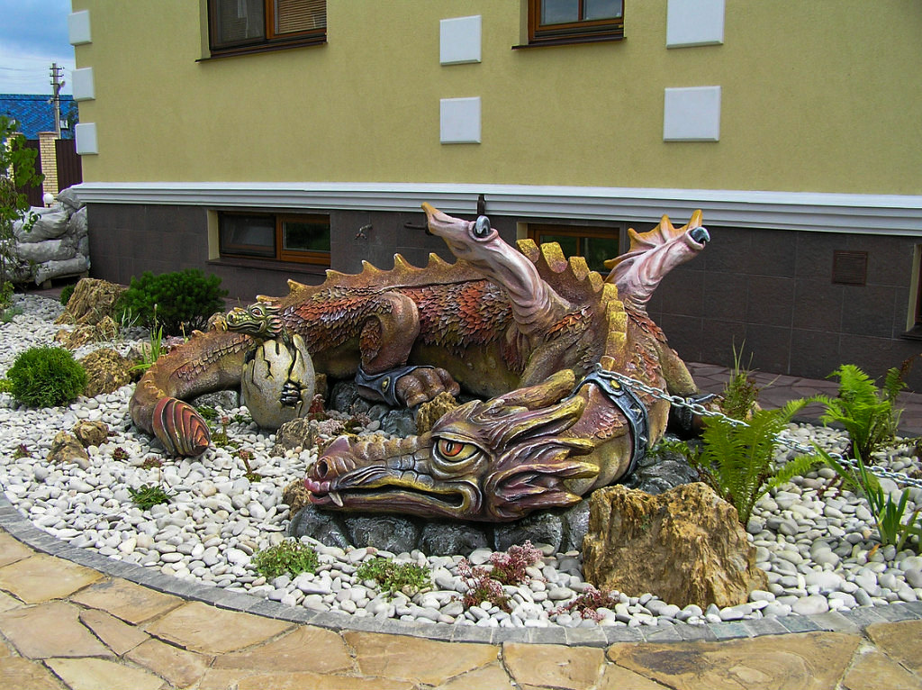 Скульптура дракона из бетона в ландшафтном дизайне