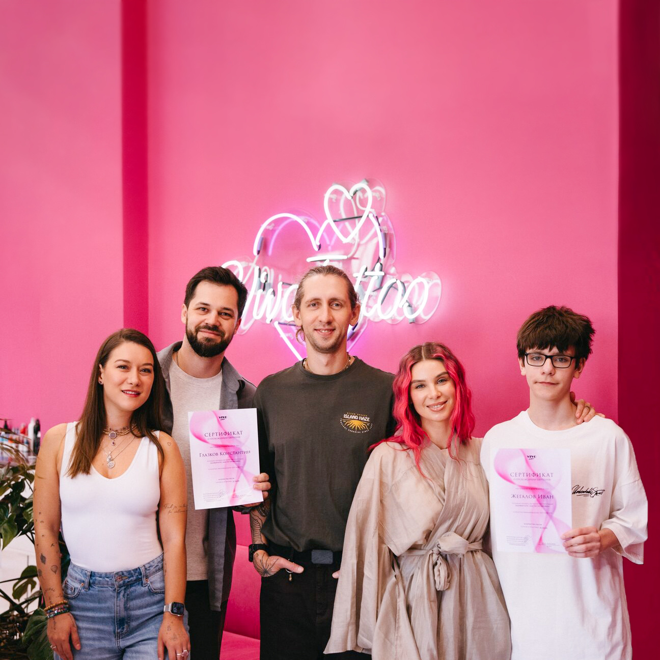 Преподаватели и выпускники обучения VivoTattoo с сертификатами