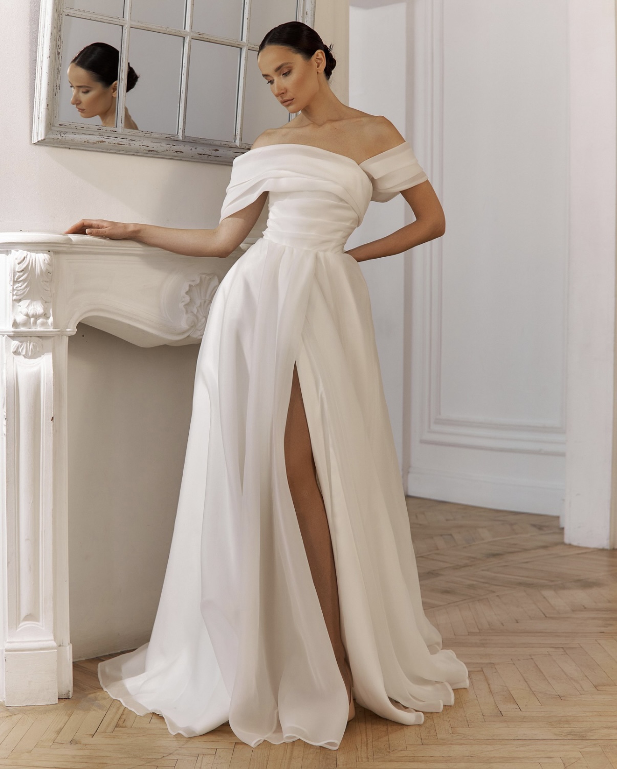 Свадебное платье с разрезом и открытыми плечами