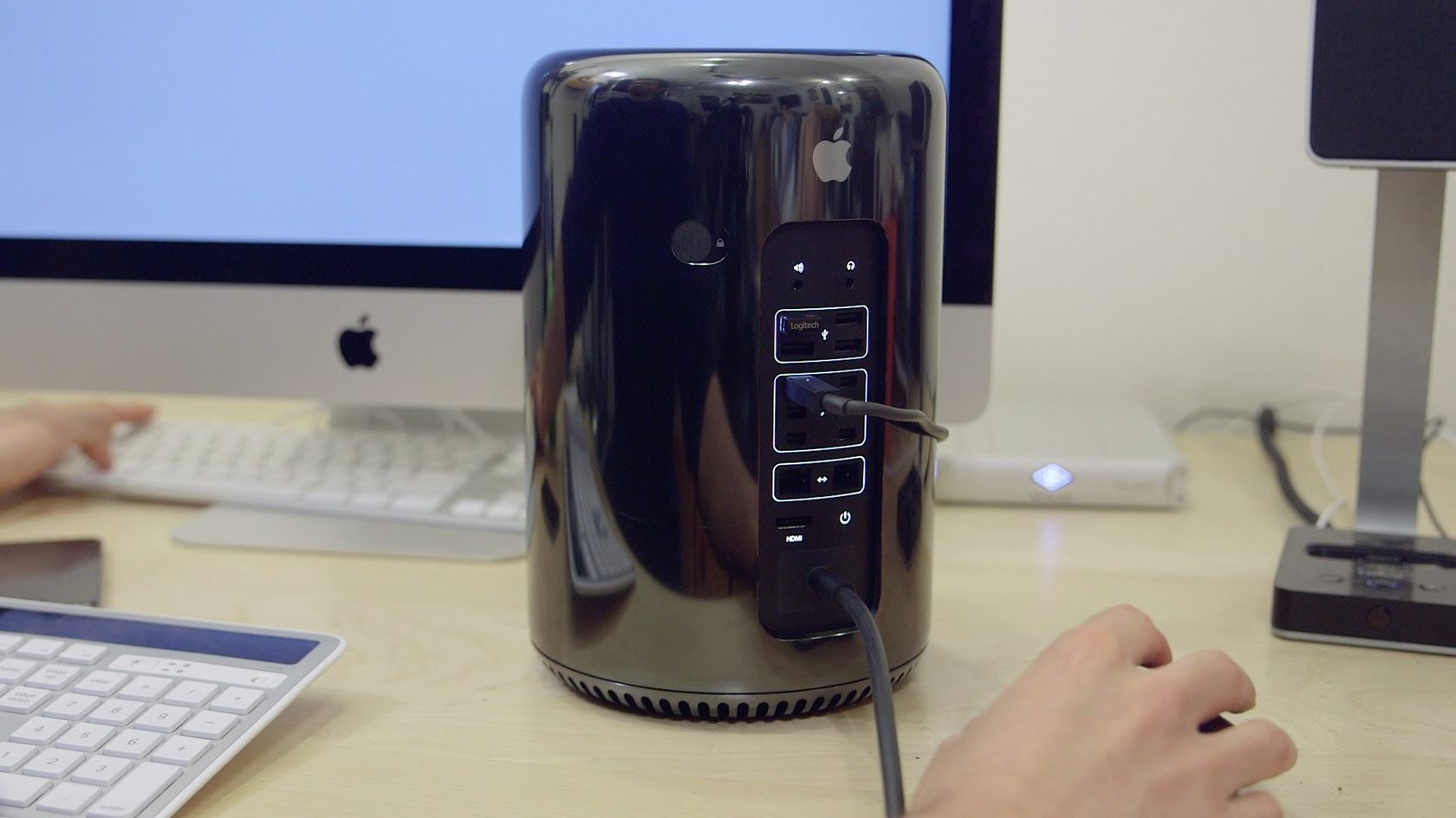 Включи мак. Mac Pro late 2013. Apple Mac Pro late 2013. My Mac Pro. Включить Мак.