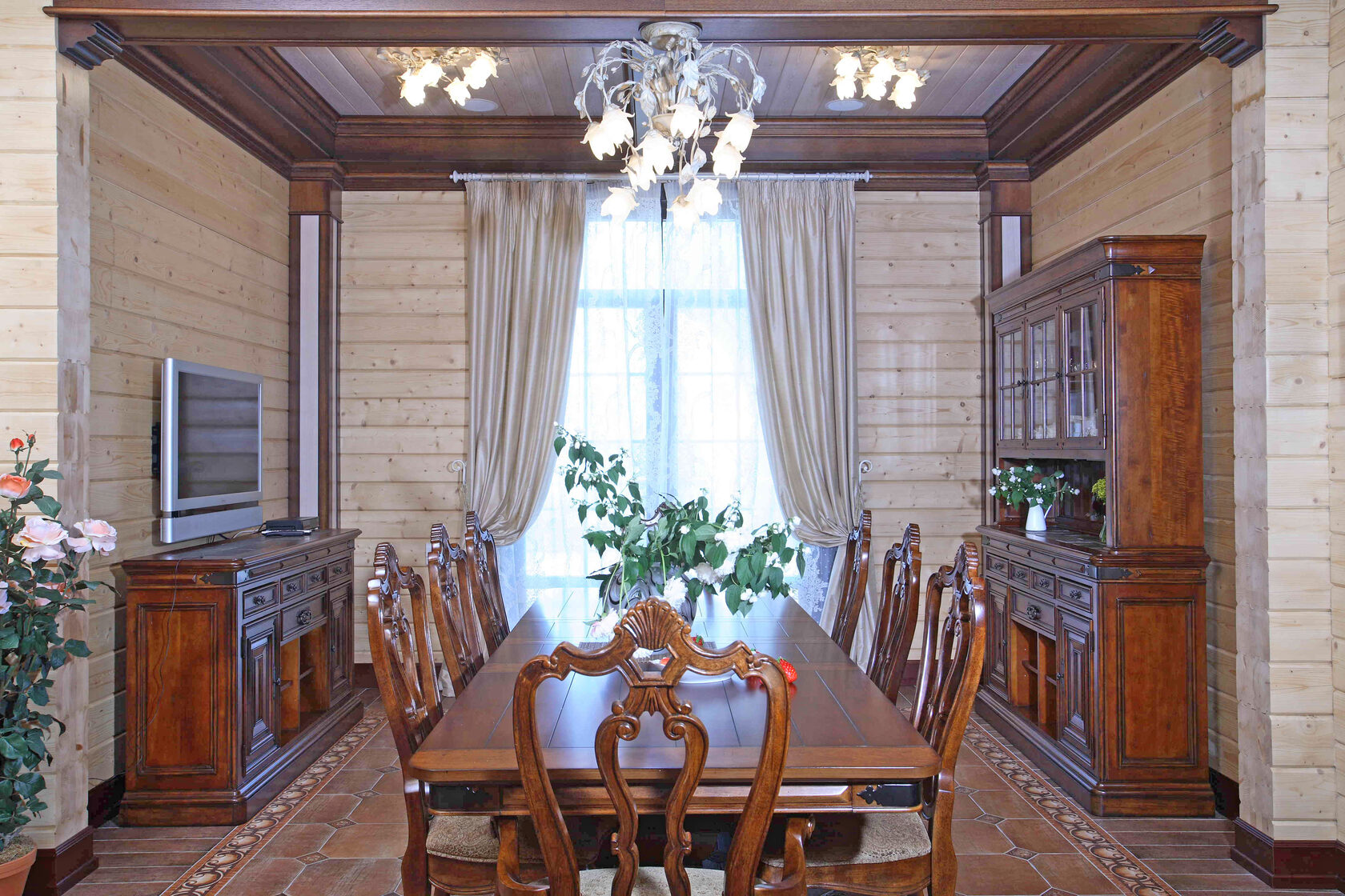 Интерьер кухни-столовой в деревянном доме