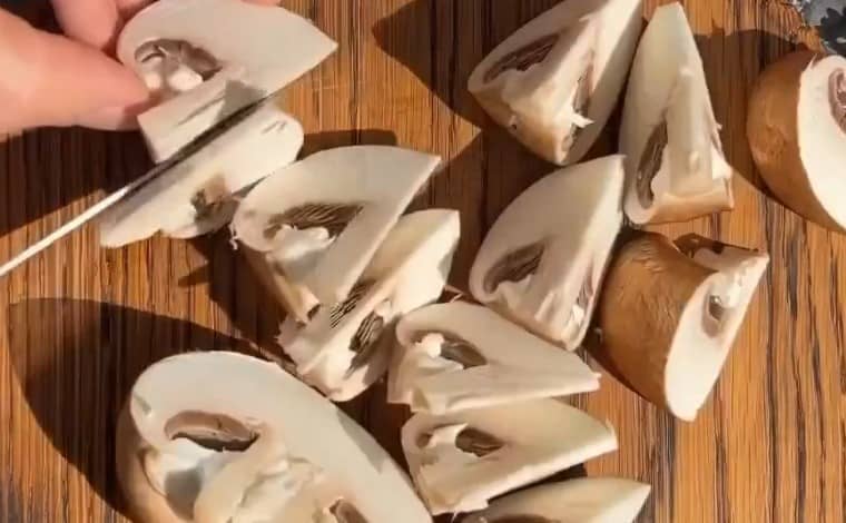 Приготовление супа Том ям с креветками и грибами на кокосовом молоке: шаг 2