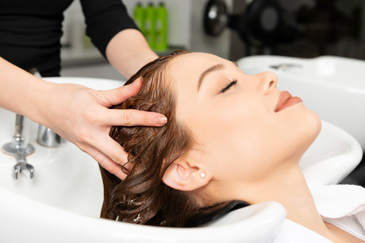 Косметические процедуры по уходу за волосами