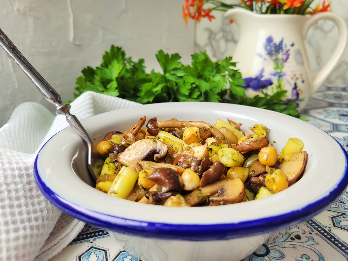 Грибной салат с нутом и фасолью в соусе песто. Израильская кухня. Вкусно и полезно.