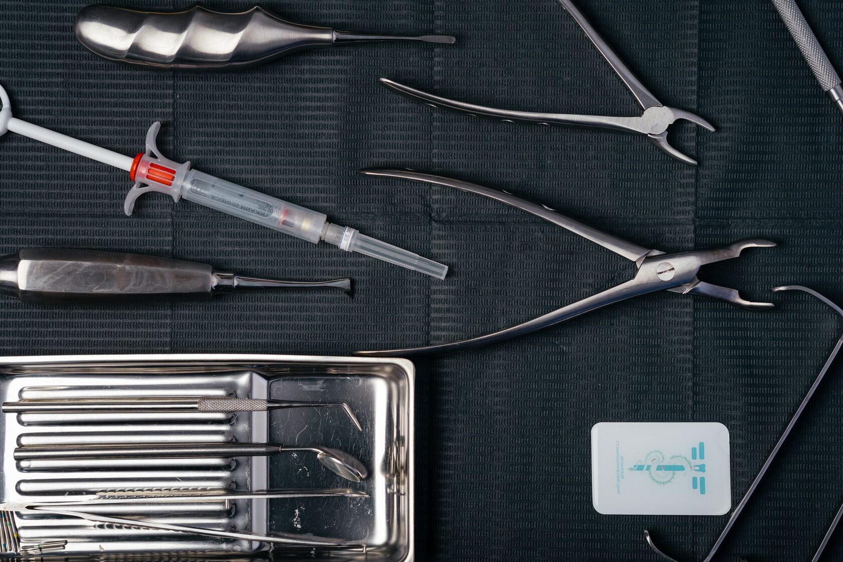 фото на котором лежат: стоматологическая анестезия, стоматологические инструменты и стоматологический лоток