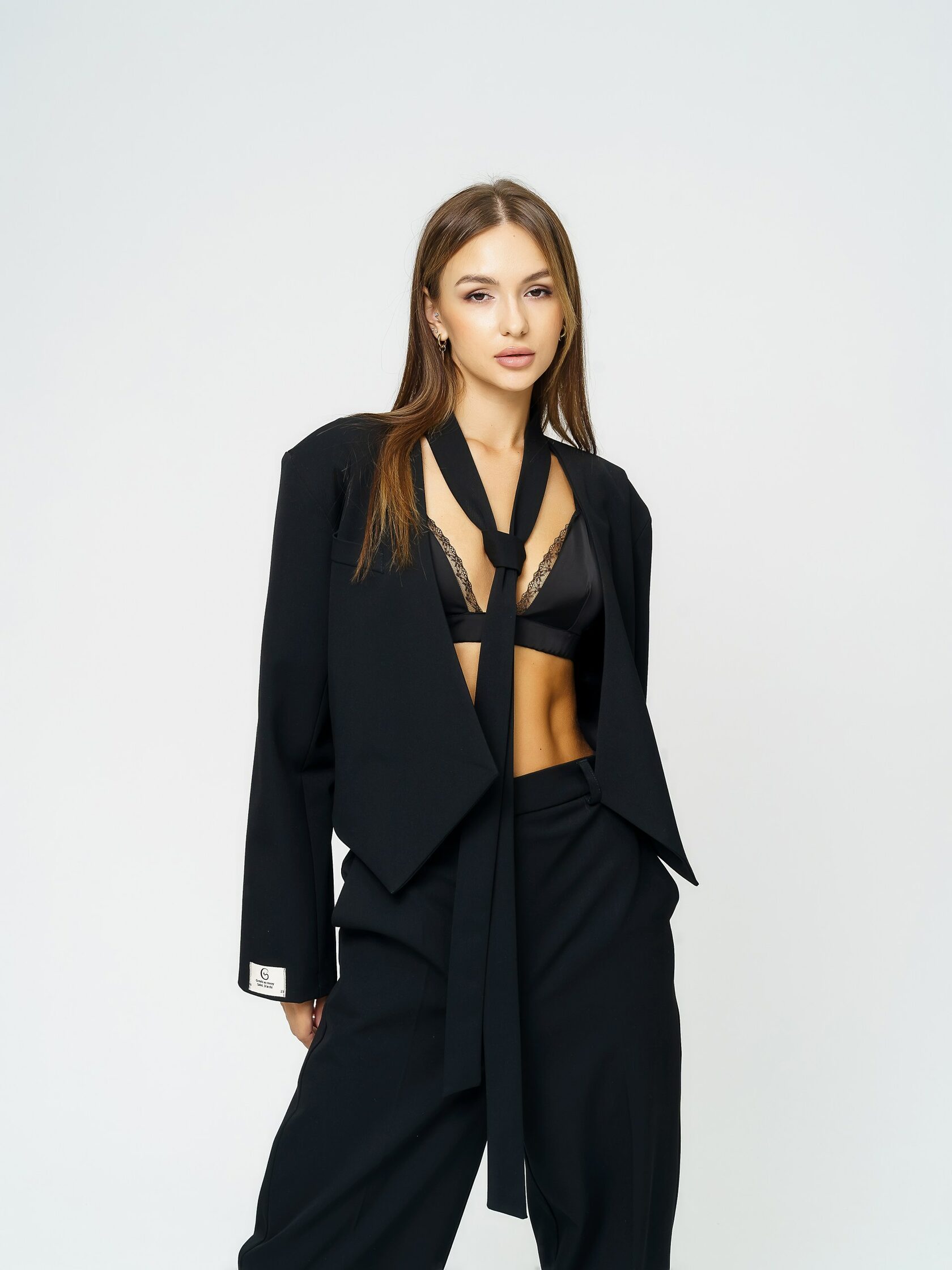 Молочное макси-платье с узорной вязкой и удлиненными рукавами