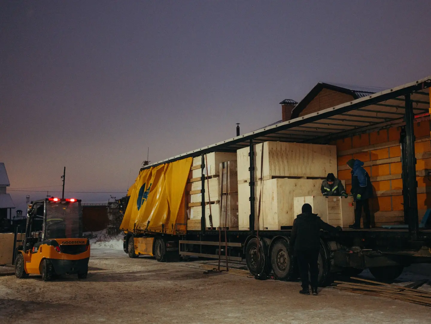 Разгрузка новой поставки станков
