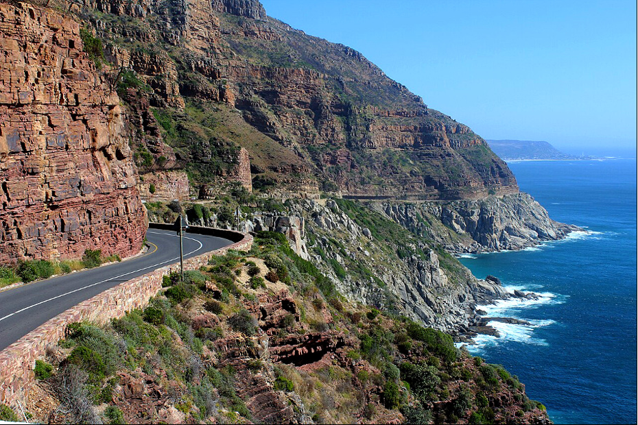 Chapman’s Peak Drive — тот случай, когда сама дорога уже и есть достопримечательность. Фото: Martinvl / Wikimedia Commons