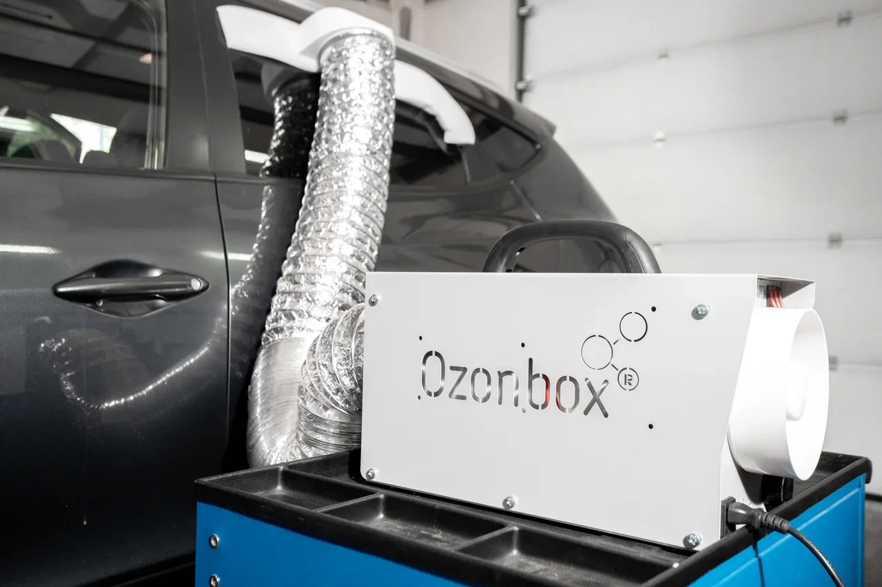 Специалист Ozonbox работает с профессиональным оборудованием