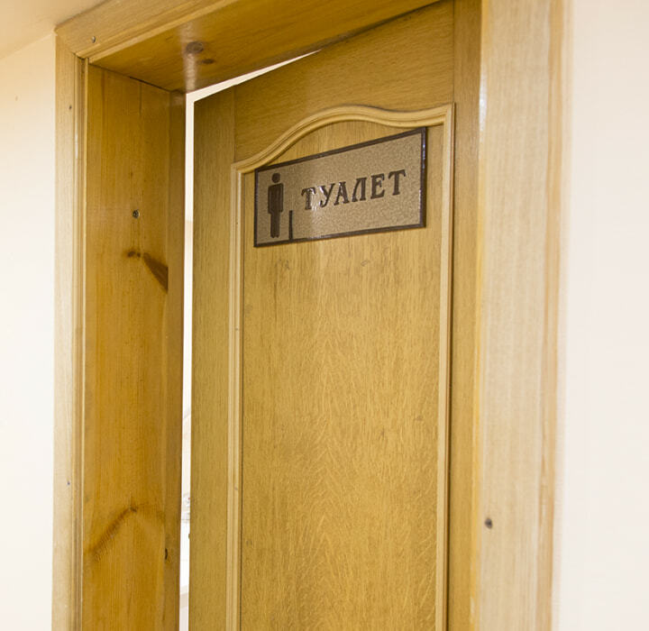 Дверь в туалет музея