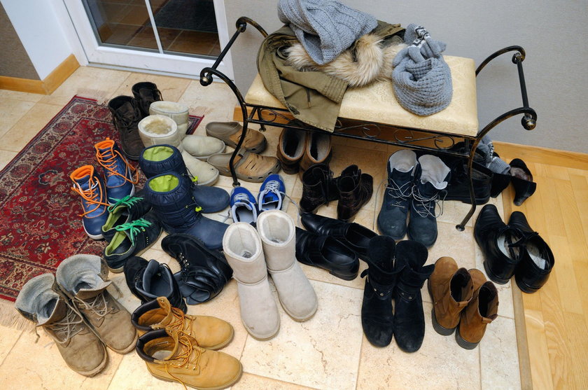 Обуви на полу
