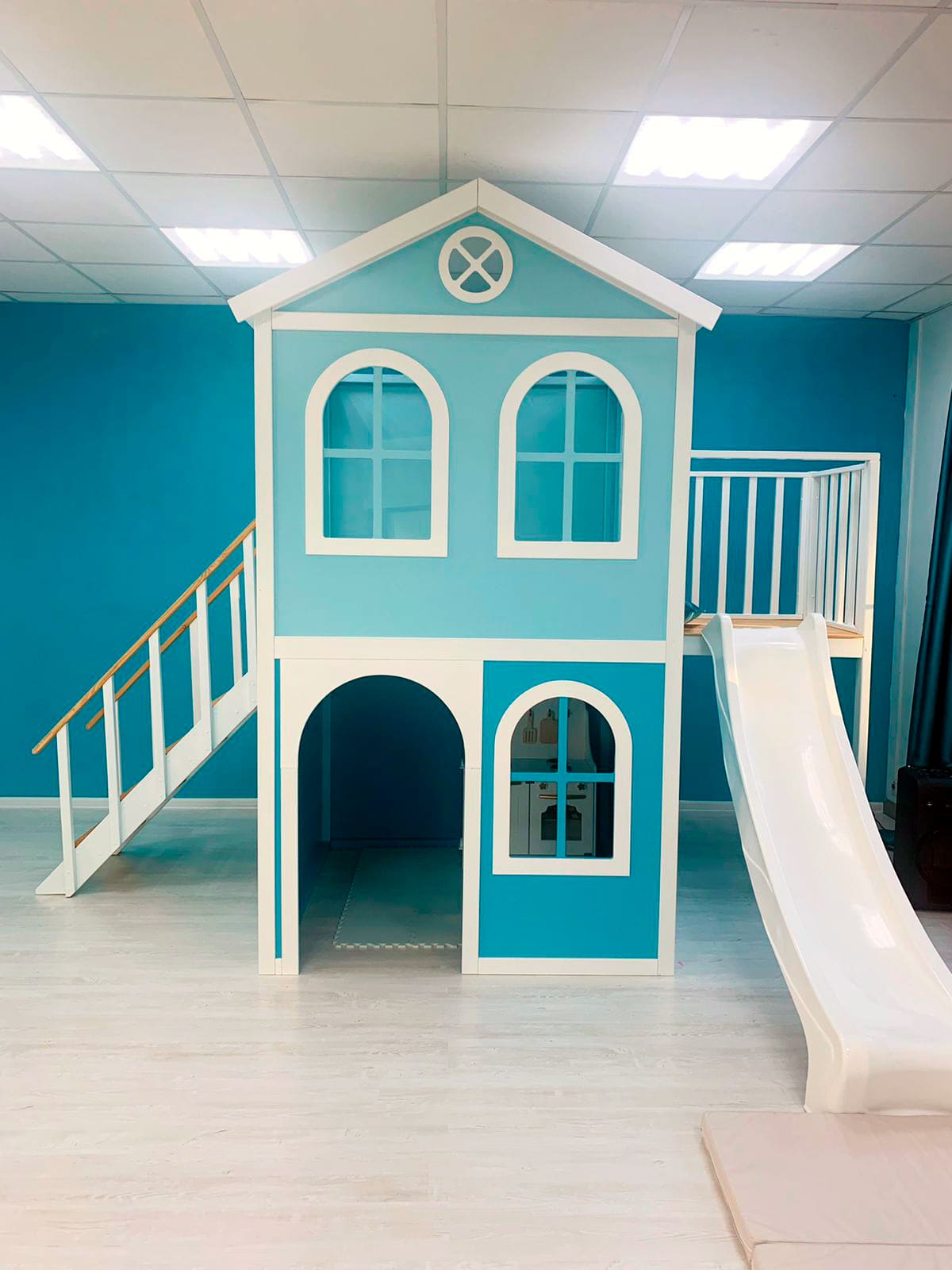 Игровой домик в детской зоне кафе