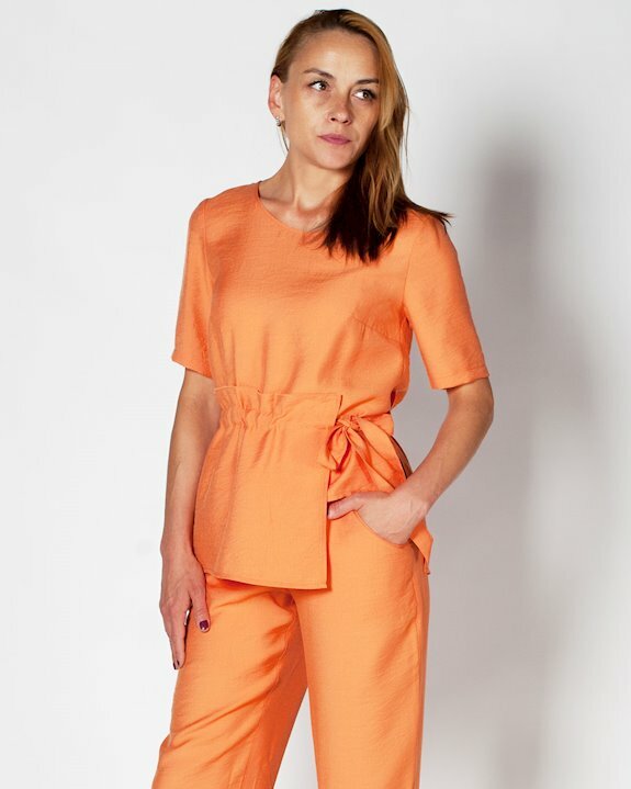 Оранжева блуза и панталон, подходящи за пролет/лято 2022