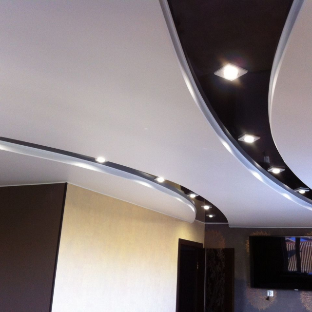 Матовый потолок в гостиной