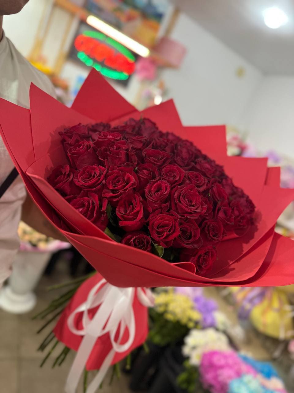 Букет роз, который мастерски упаковал флорист