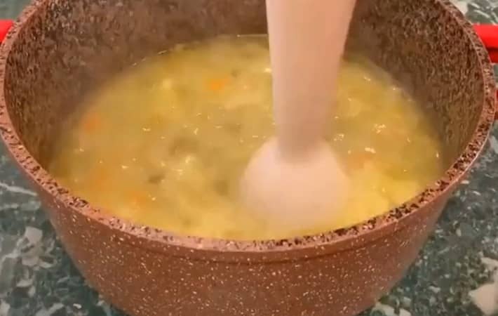 Приготовление постного горохового супа-пюре из консервированного горошка: шаг 7