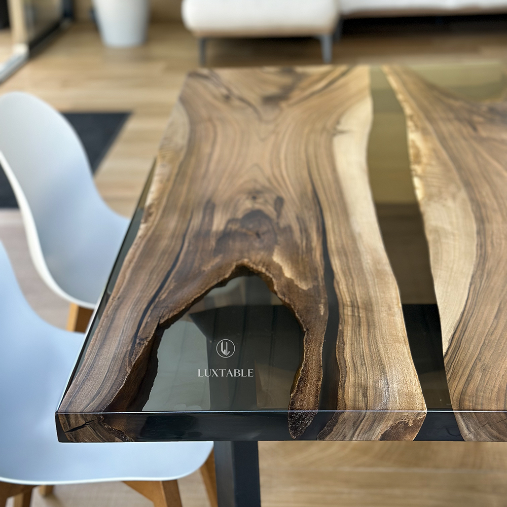 Epoxidharz Tische Alagoas aus europäischem Nussbaum und hellblauem Epoxidharz mit Metallic Effekt