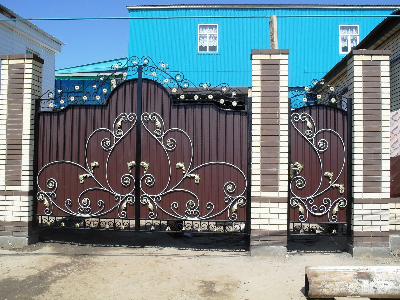 Купить ворота омске. Кованые ворота Ишеева. Красивые металлические ворота. Кованые ворота из профнастила.