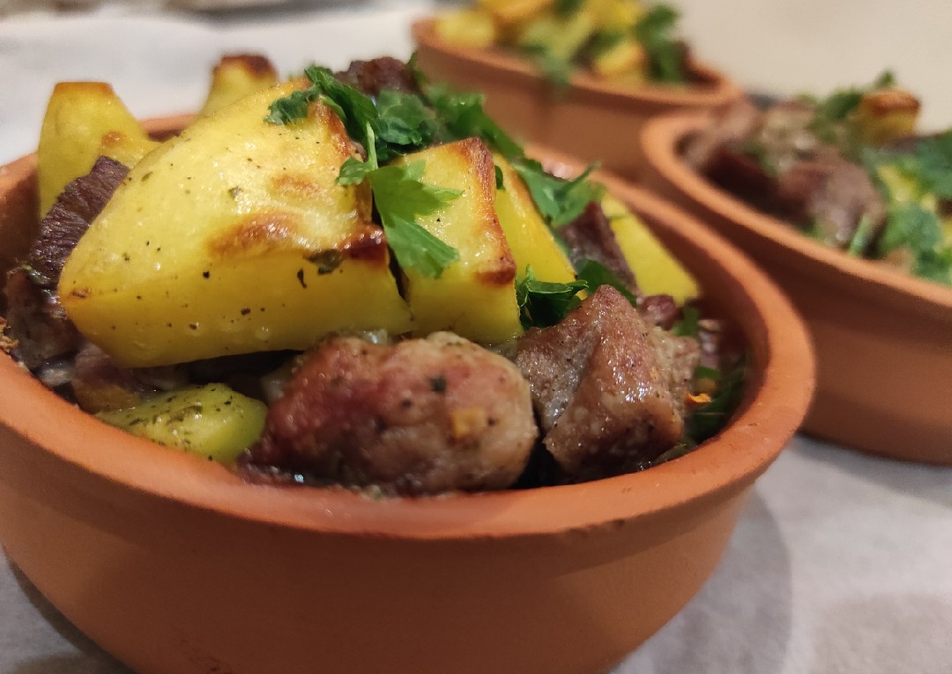 Жаркое из говядины с картошкой в горшочках в духовке рецепт с фото пошагово