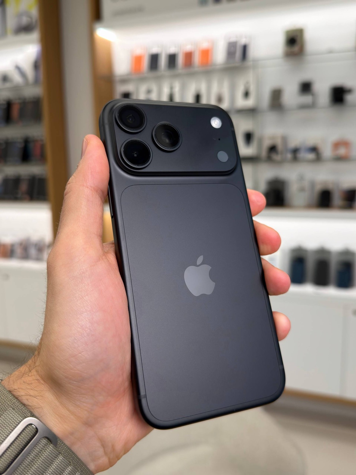 iPhone 18 Pro Black — задняя панель и блок камер