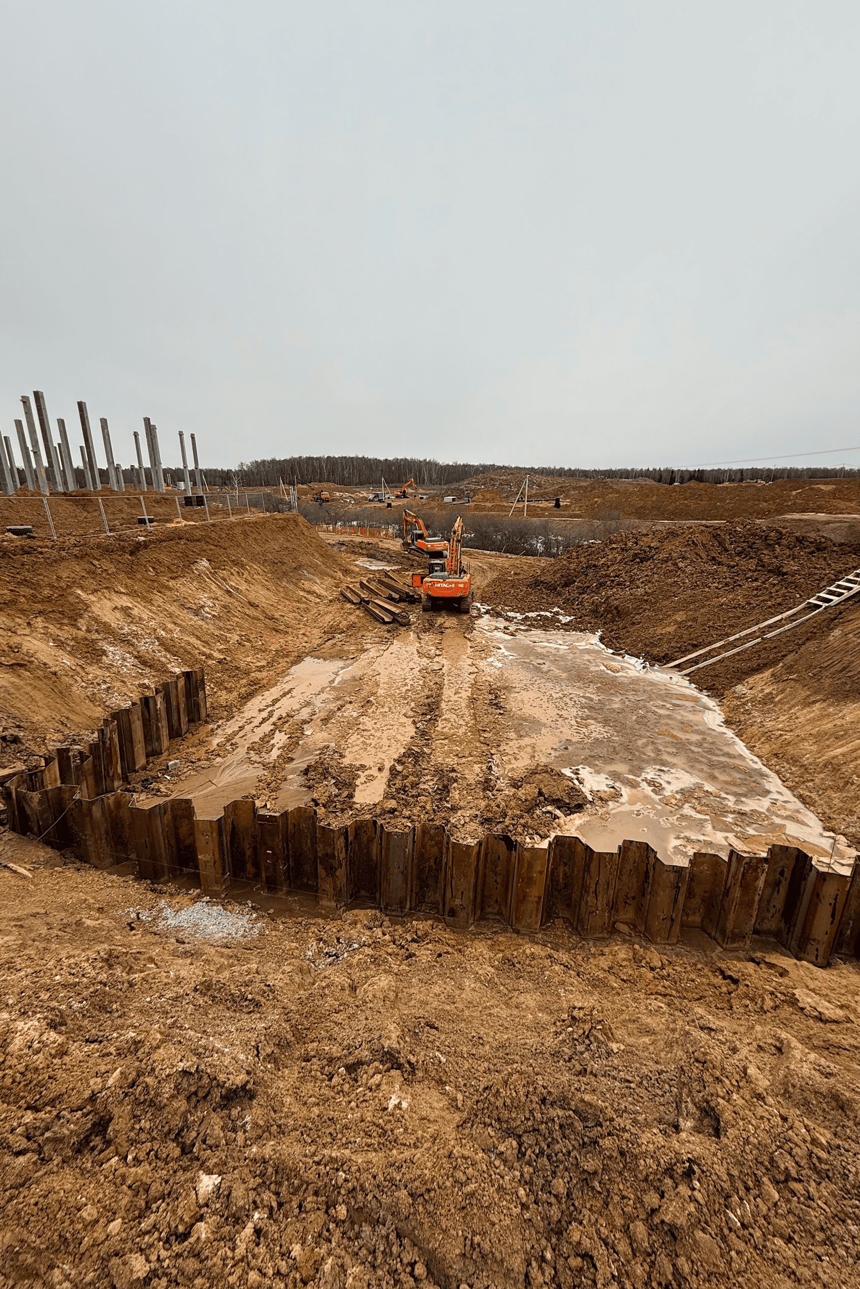 Экскаватор Hitachi на стройплощадке со шпунтом