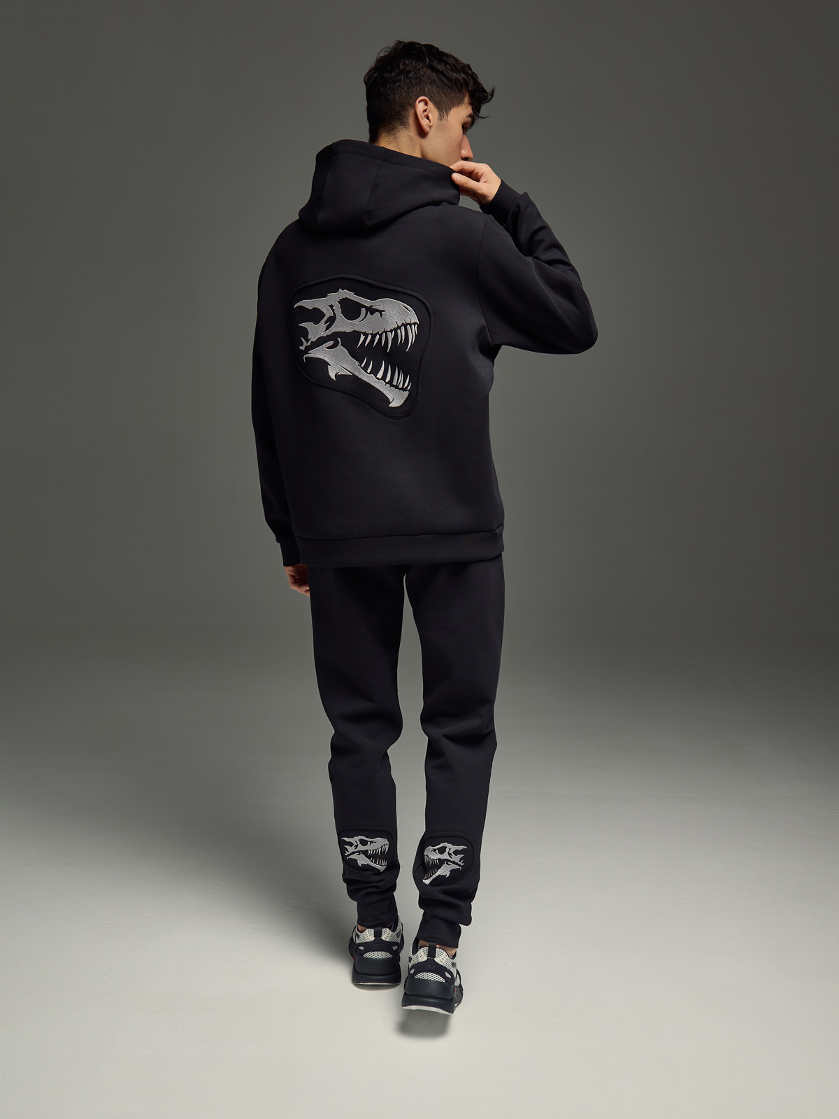 спортивный костюм на модели мужчине со спины 