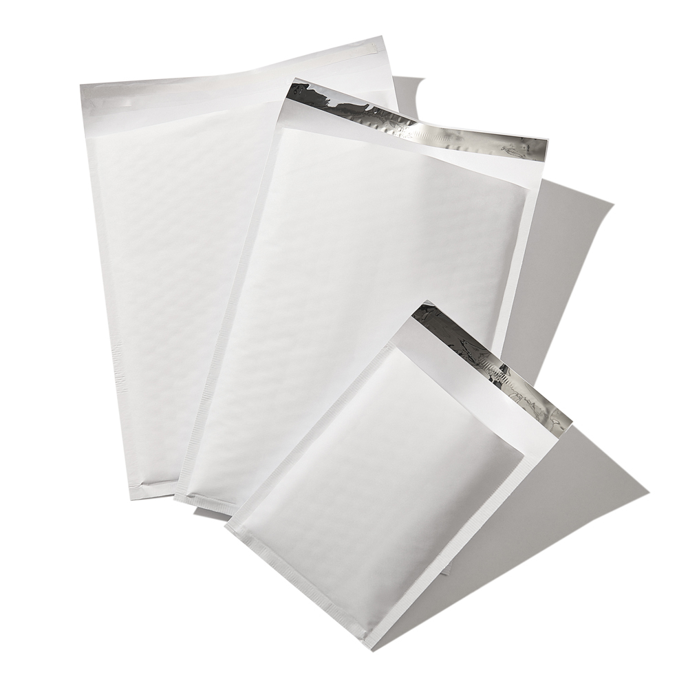 съемка набора из белых пакетов для упаковки товара