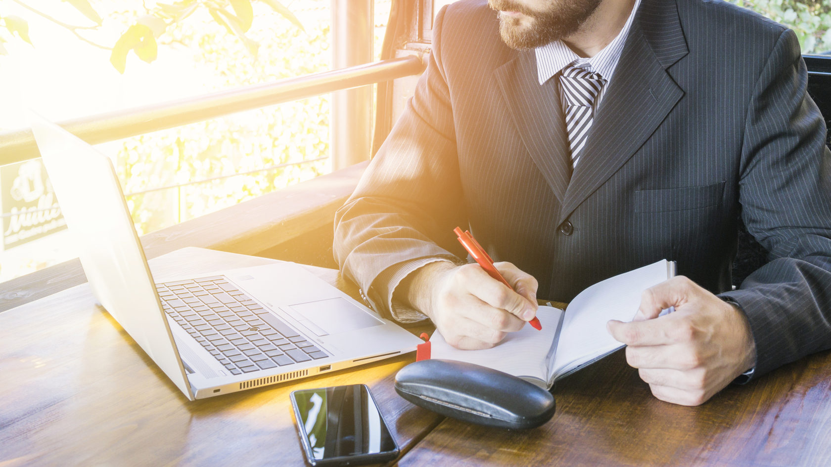 девушка в офисе за компьютером вечер. девушка за компьютером ночью. внесудебное банкротство. ночное время адвокатов. ночное время адвокатов.