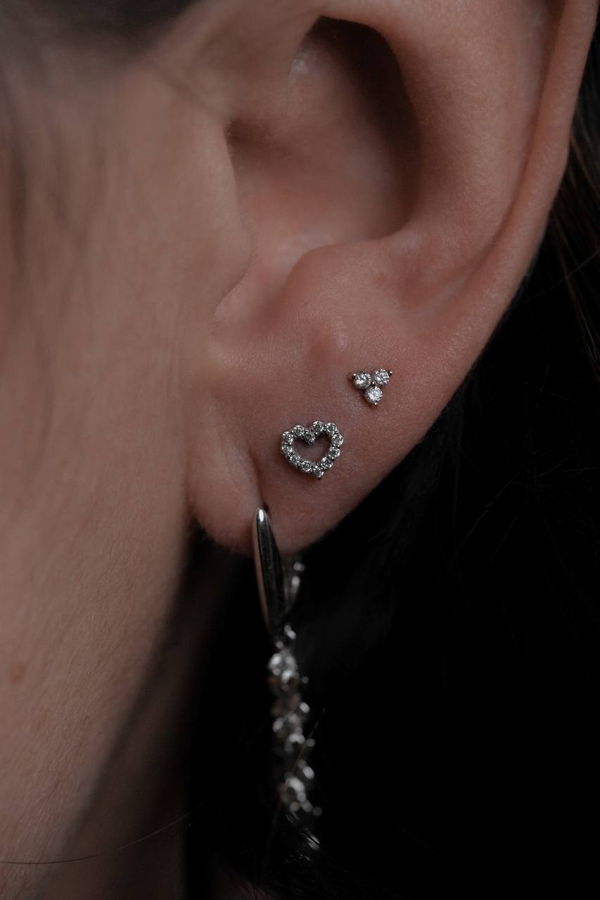 Пирсинг мочки уха крупным планом