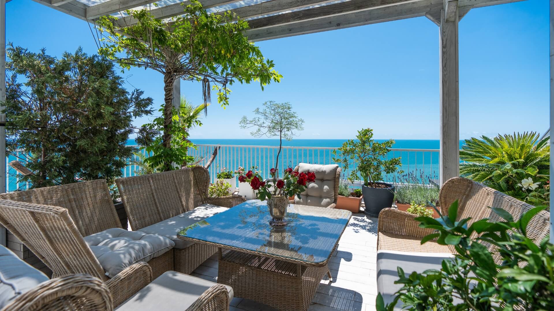 Терраса с панорамным видом на море в апартаментах Сочи, аренда пентхауса с террасой у моря