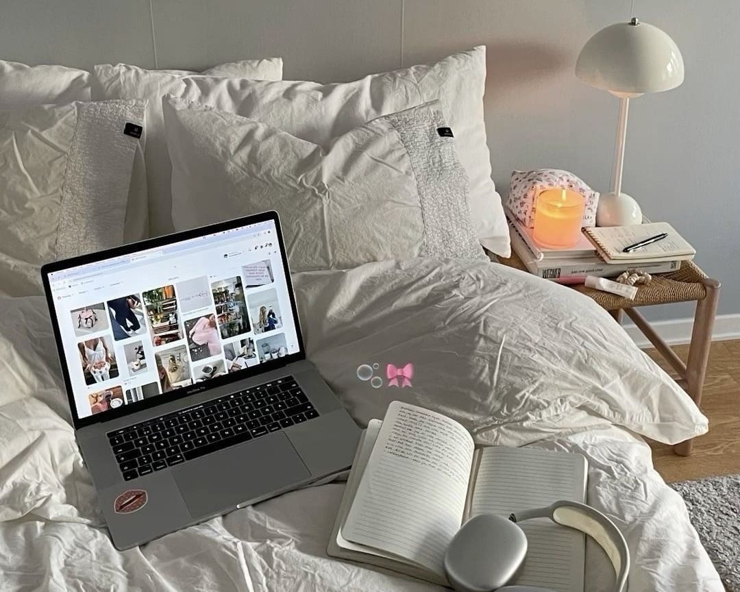 Девушка-донор яйцеклеток с ноутбуком в путешествии от Haby Agency