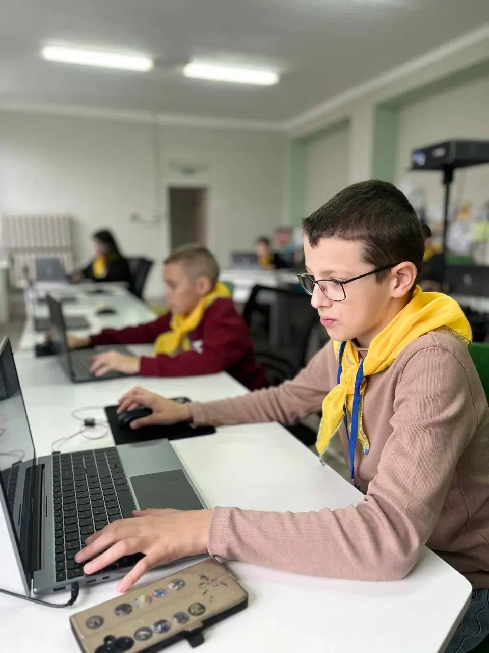 Ученик работает за ноутбуком на практическом занятии