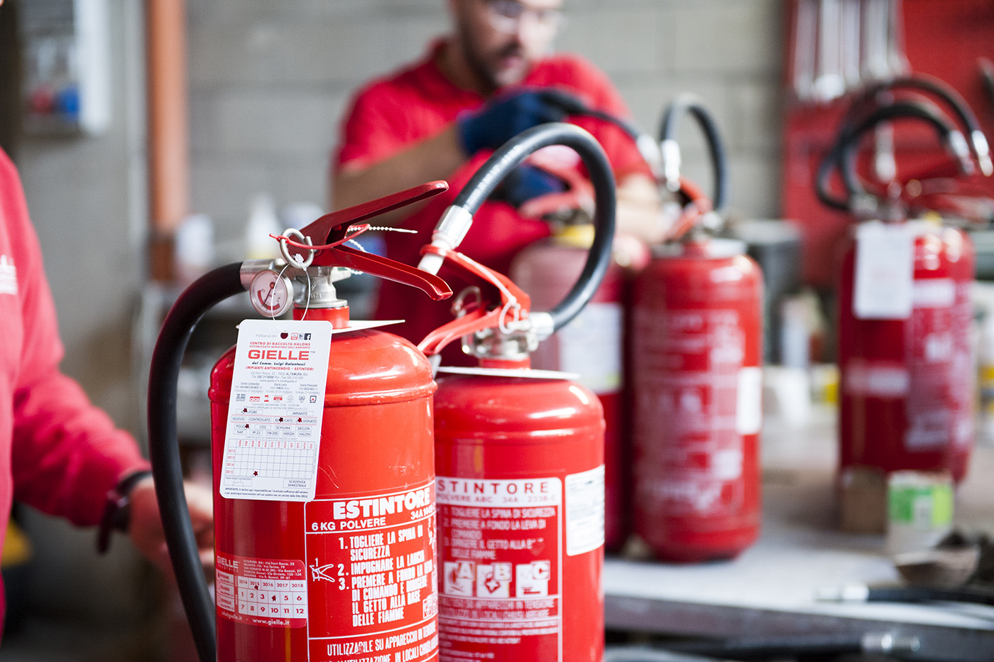 Перезарядка огнетушителя овэ. Foam Fire Extinguisher. Перезаправка порошкового огнетушителя. Перезарядка порошковых огнетушителей. Заправщик огнетушителей.