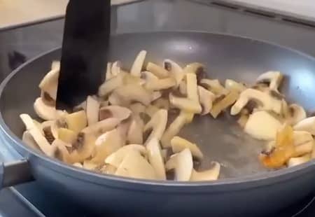 Приготовление мяса по-французски из свинины с грибами, помидорами и сыром: шаг 1