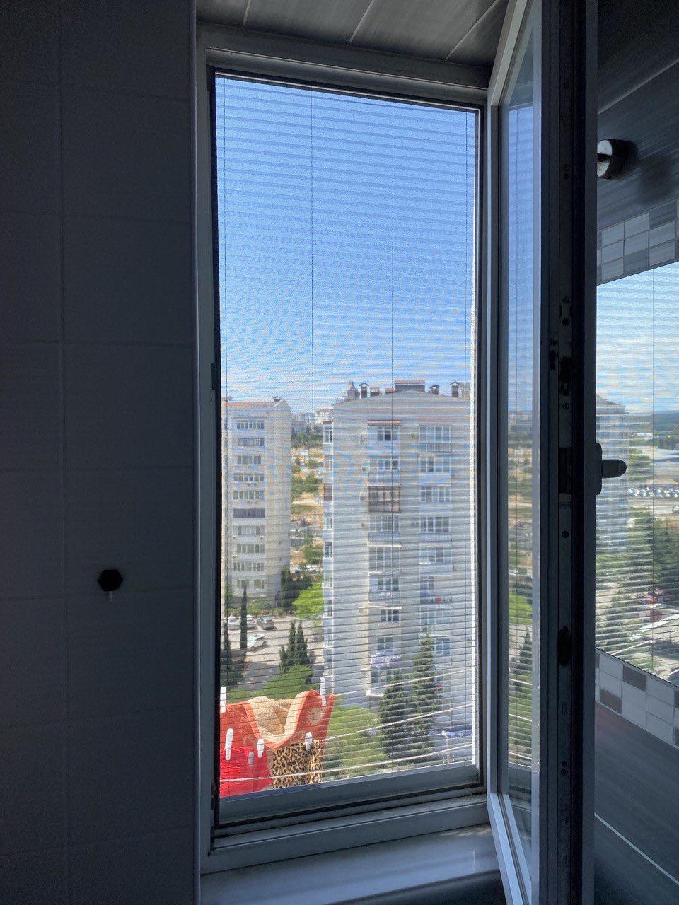 Плиссе на окне — полотно закрыто · работа ЭВОКОМ