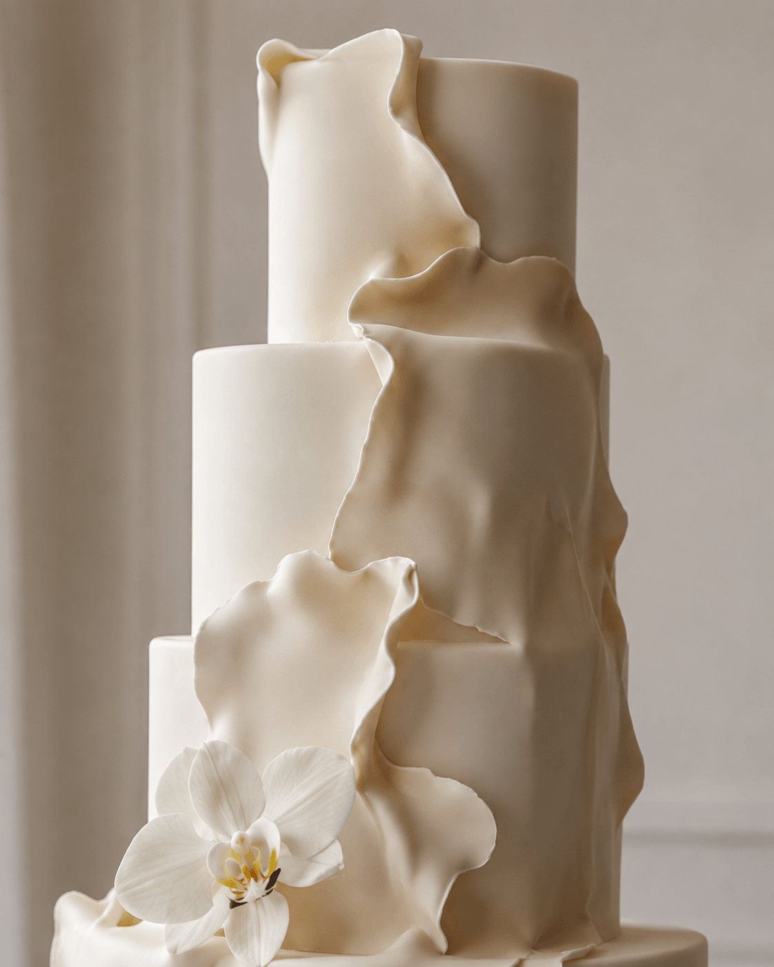 Деталь фактуры скульптурного свадебного Melt Cake