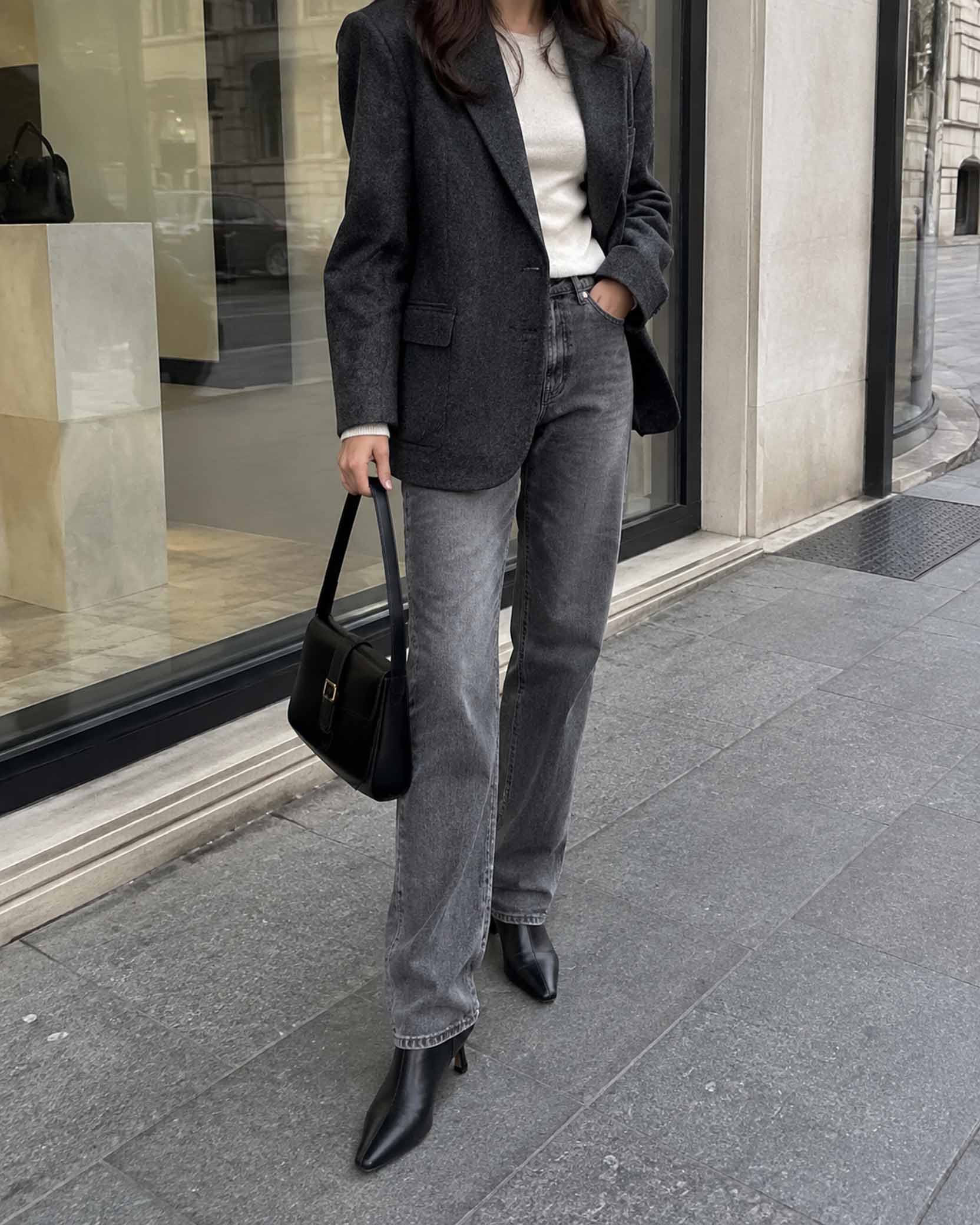 Образ с графитовым жакетом, серыми джинсами и чёрными остроносыми ботильонами на тонком каблуке-рюмке.