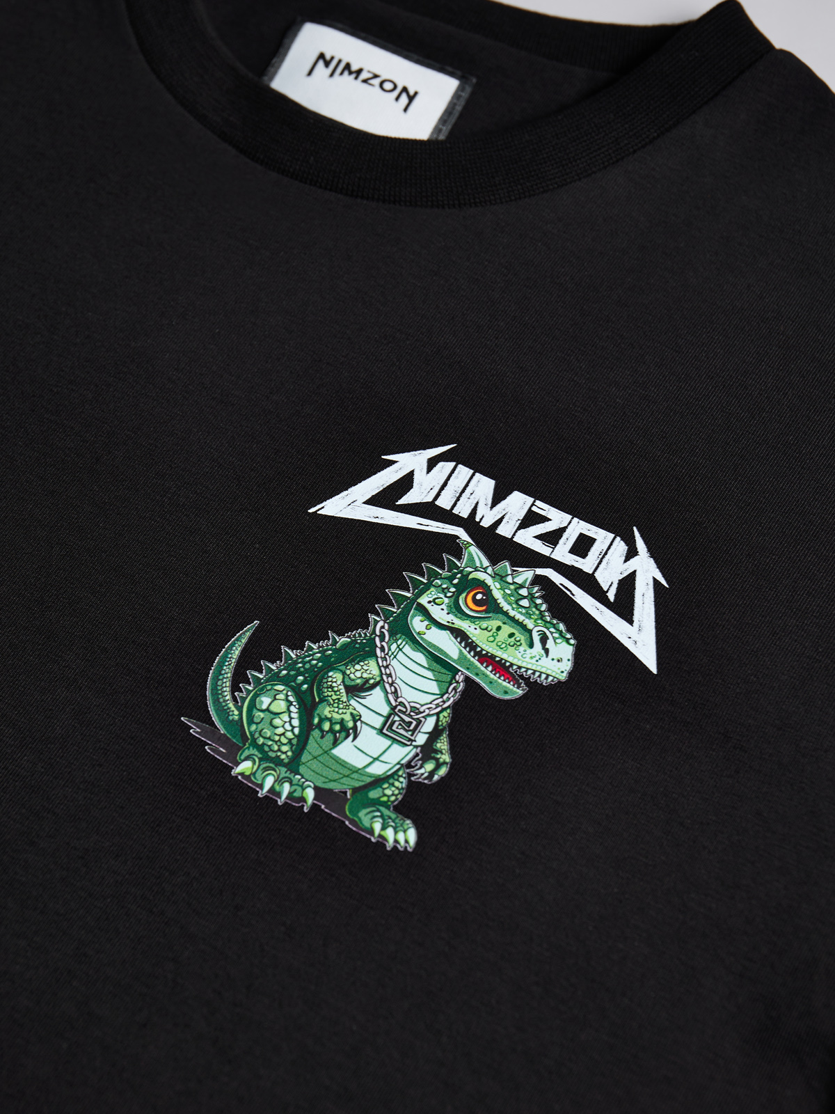 принт динозавра на черной футболке 