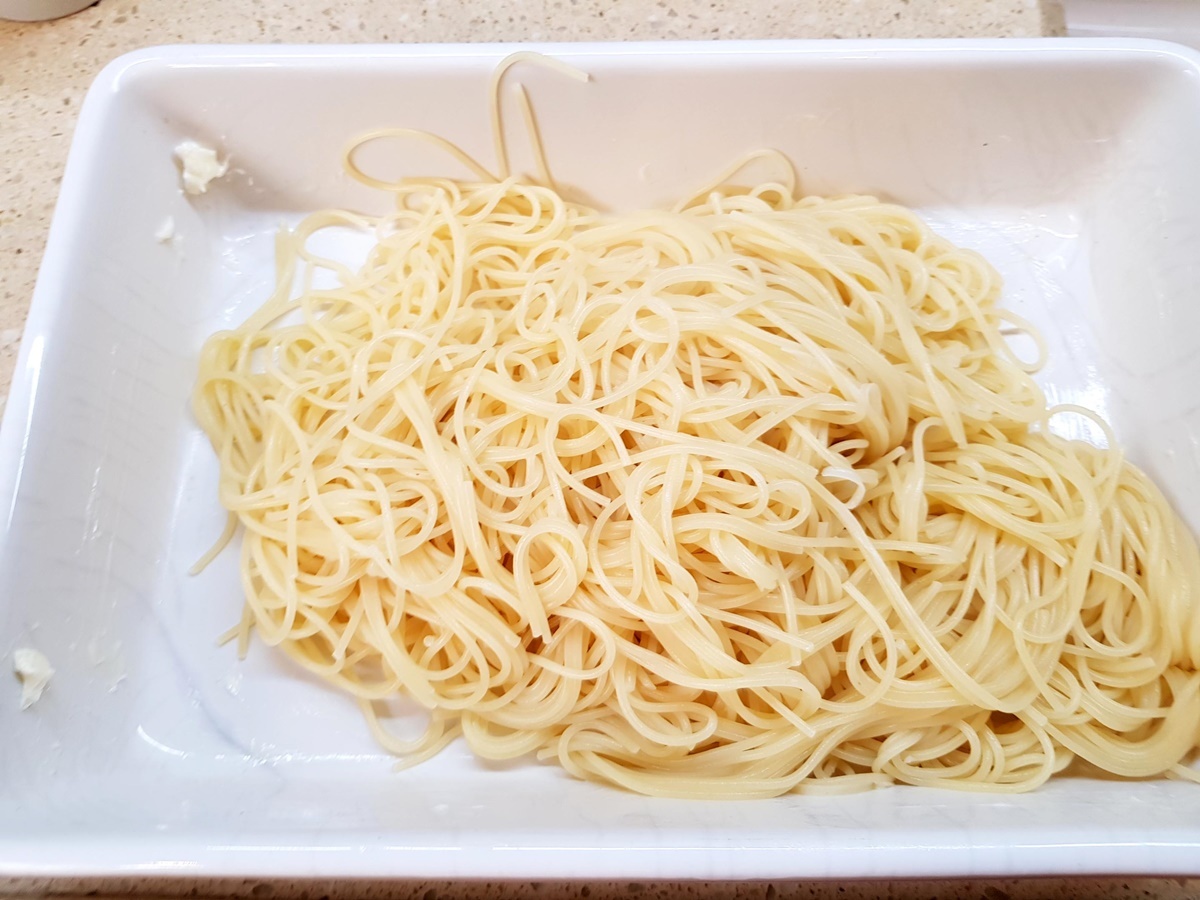 Запеканка со спагетти и мясной прослойкой