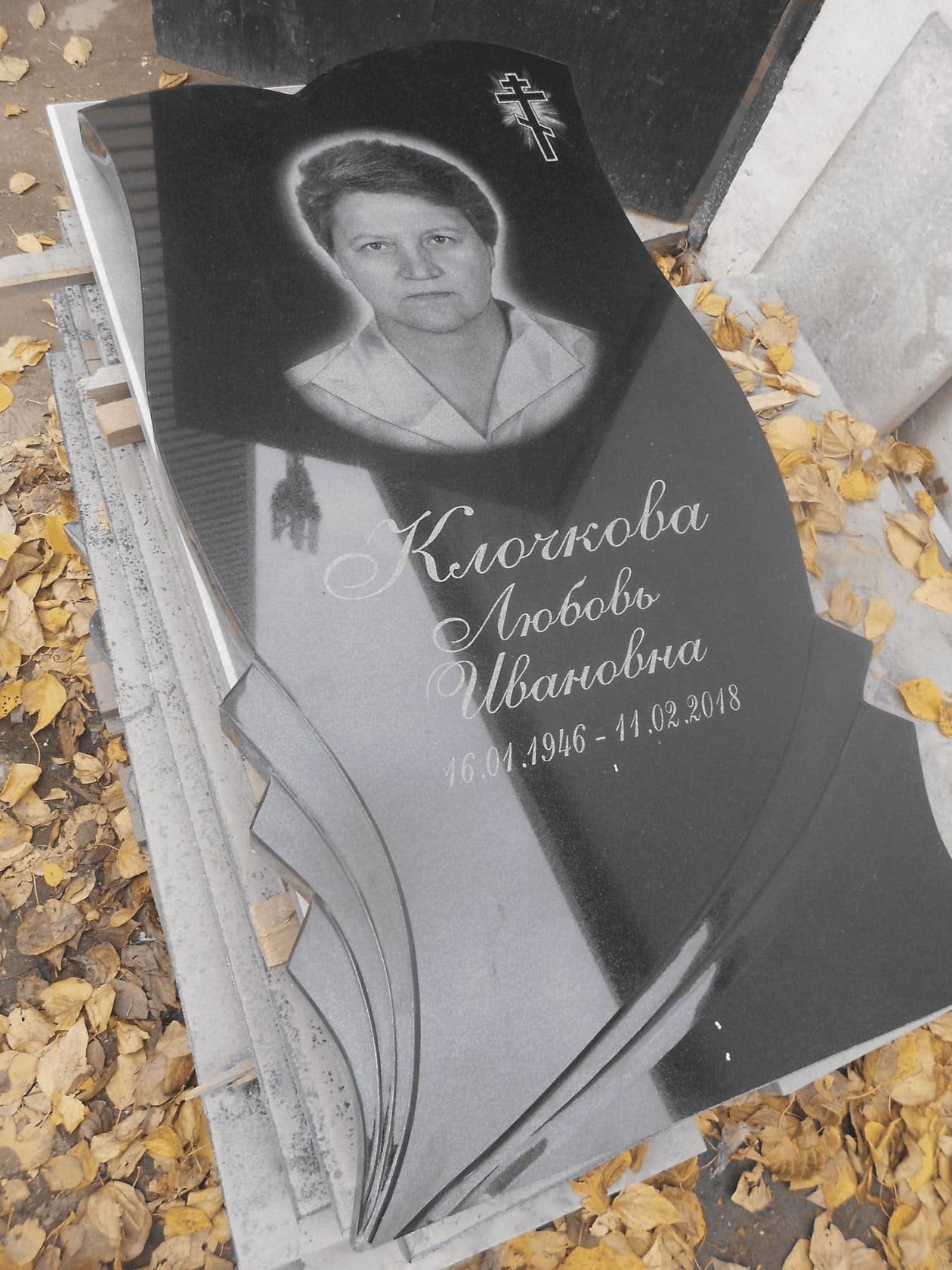 Памятник из Китайского гранита с вырубной формой, размер 1000х500