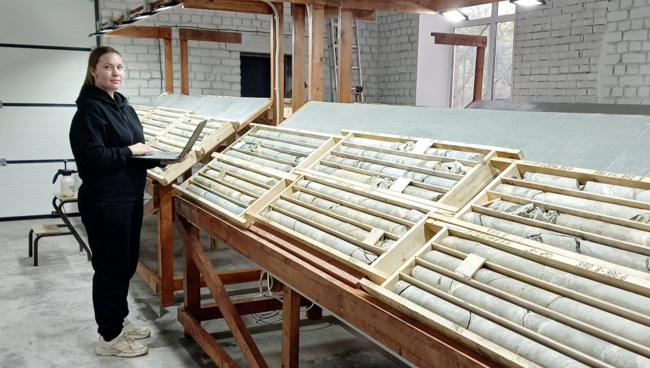 Сибгеолком. Геолог с керном