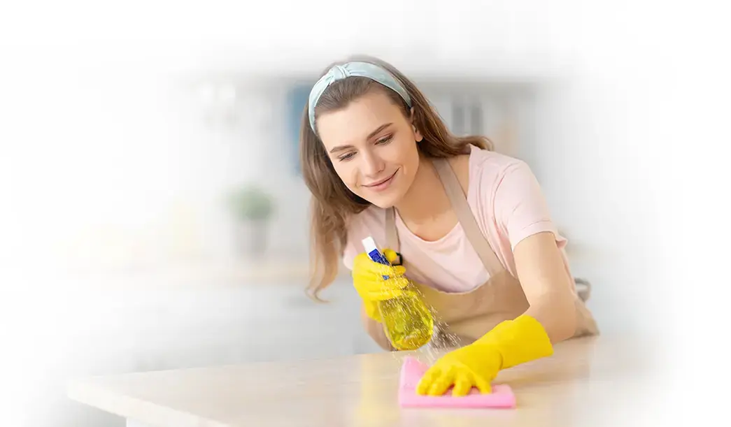 Женщина в перчатках чистит поверхность