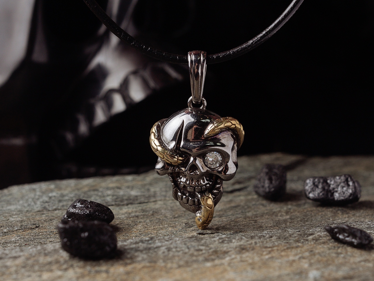 Подвес Змея внутри Черепа